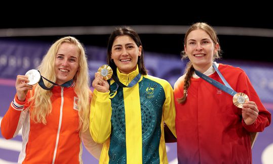 Manon Veenstra verrast in Parijs met zilveren medaille bij BMX: Laura Smulders mist nipt het brons