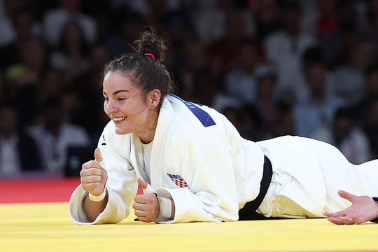 'Bizarre rel tijdens Spelen: vader van Kroatische judoka opgepakt nadat hij vrijwilligster op mond kust'