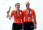 Veronique Meester en Ymkje Clevering met de gouden plak. ©Getty Images