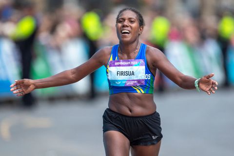Eilandstaat laat marathonrenner sprinten op olympische 100 meter: 'Niet te geloven'