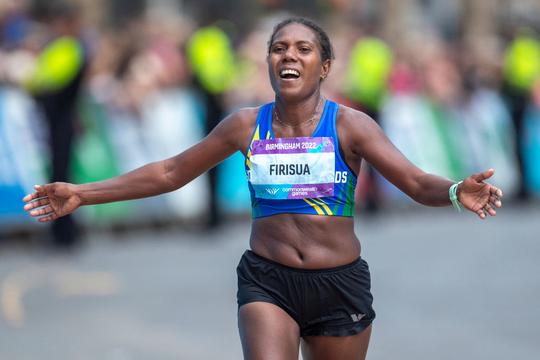 Eilandstaat laat marathonrenner sprinten op olympische 100 meter: 'Niet te geloven'