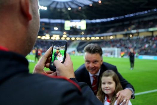 Louis van Gaal denkt na debuut op Instagram over meer socials: 'Als jij dat voor me gaat managen'