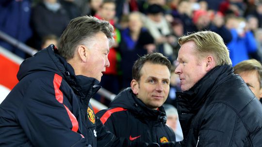 Louis van Gaal gaat er met gestrekt been in op vraag of hij betere bondscoach is dan Ronald Koeman