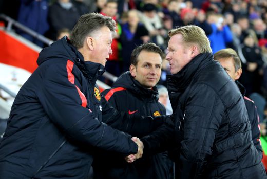 Louis van Gaal gaat er met gestrekt been in op vraag of hij betere bondscoach is dan Ronald Koeman