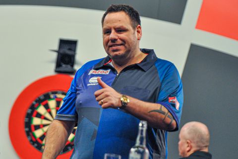 Wereldkampioen Adrian Lewis staat op uit dartspensioen en kondigt terugkomst aan