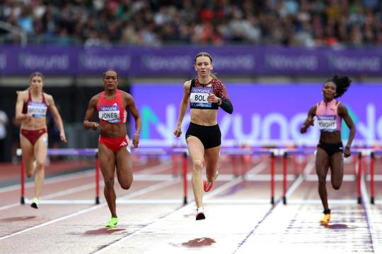Grijnzende topatlete Femke Bol roept vragen op met onherkenbaar uiterlijk
