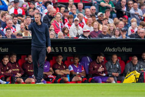 Feyenoord-fans trekken aandacht van scheids na medische noodsituatie op tribune, oefenduel gestaakt