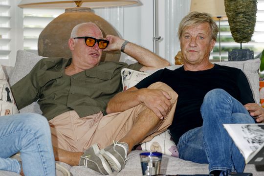 Wim Kieft en Renè van der Gijp laten zich inpakken door dezelfde vrouw: 'Leuk mens'