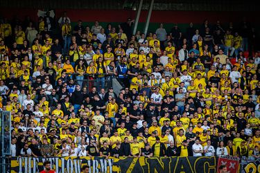 Engelsen totaal verbijsterd door uitzinnige NAC-supporters: 'Beste fans die ik ooit heb gezien'