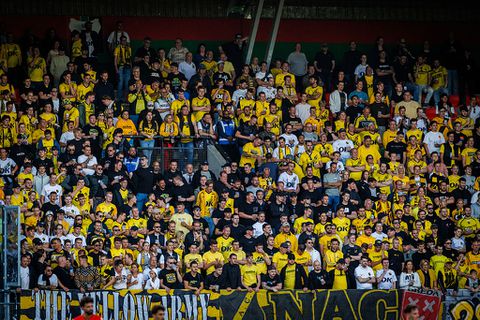 Engelsen totaal verbijsterd door uitzinnige NAC-supporters: 'Beste fans die ik ooit heb gezien'