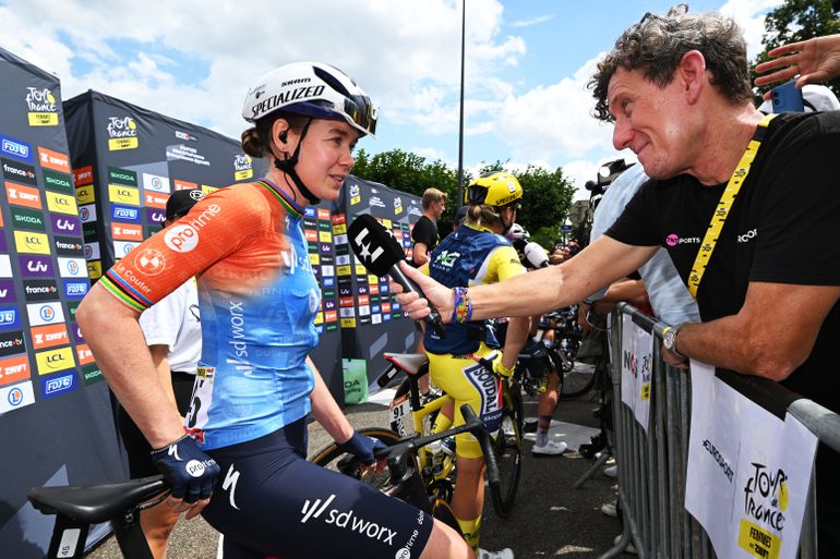 Topwielrenster Anna van der Breggen op ruwe wijze gewekt in Tour de France Femmes: 'Dat helpt niet echt'