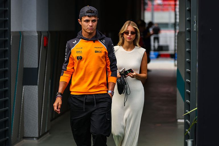 Topcoureur Lando Norris beleeft intiem moment met bekende vriendin na knappe GP-zege