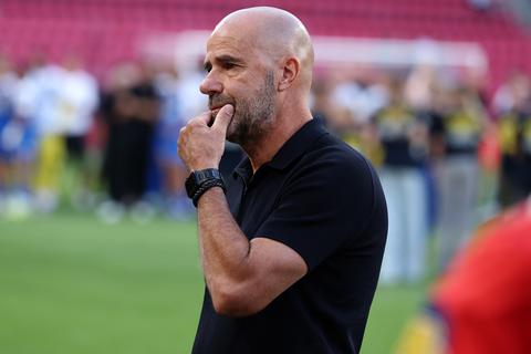 PSV-trainer Peter Bosz krijgt lachers op zijn hand na vraag over Ajax: 'Lig bibberend in bed'