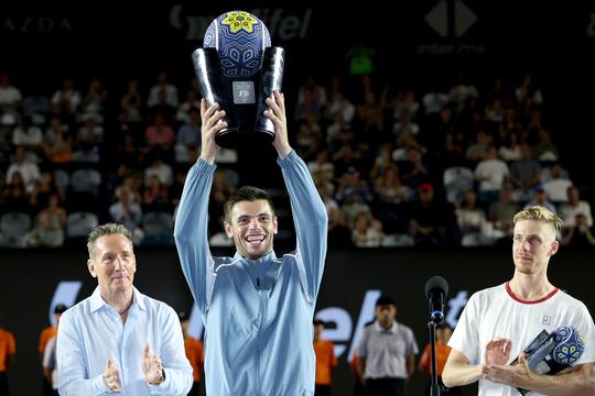 Franse tennisser sluit bizarre week na 4000 dollar aan vliegtickets vol ongeloof en titel rijker af