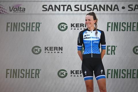 Bizar toeval in Tour de France Femmes: zus van eerste Nederlandse uitvaller bij de mannen stapt zelf ook af