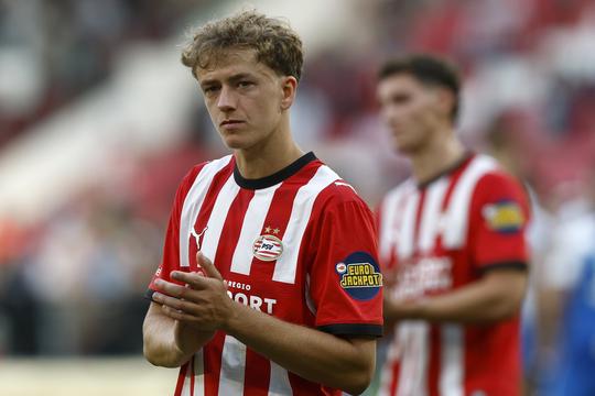 PSV-aanwinst Sven Mijnans verbaasd over publiek in Philips Stadion: 'Ik moest even om me heen kijken'