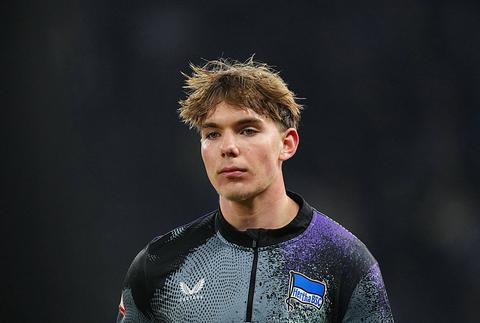 Grote zorgen om Duits wonderkind (17): veelbelovende middenvelder belandt kort na toptransfer in kliniek