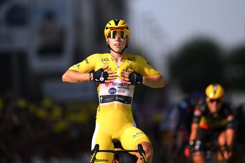 Lorena Wiebes sprint in gele trui naar tweede ritzege Tour de France Femmes, na oproken hele ploeg