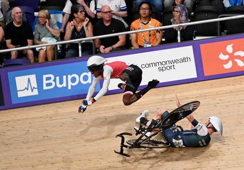 Groot sporttoernooi opgeschrikt door horrorcrash: flinke schade bij meerdere atleten
