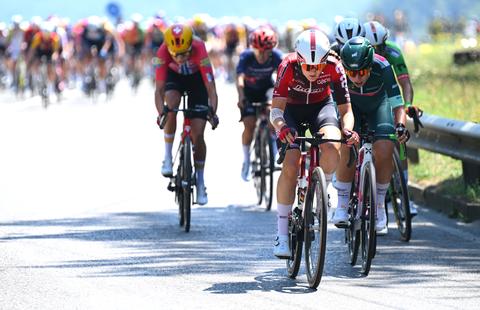 Aangrijpende beelden in Tour de France Femmes: rensters in tranen na dramatische dag voor ploeg