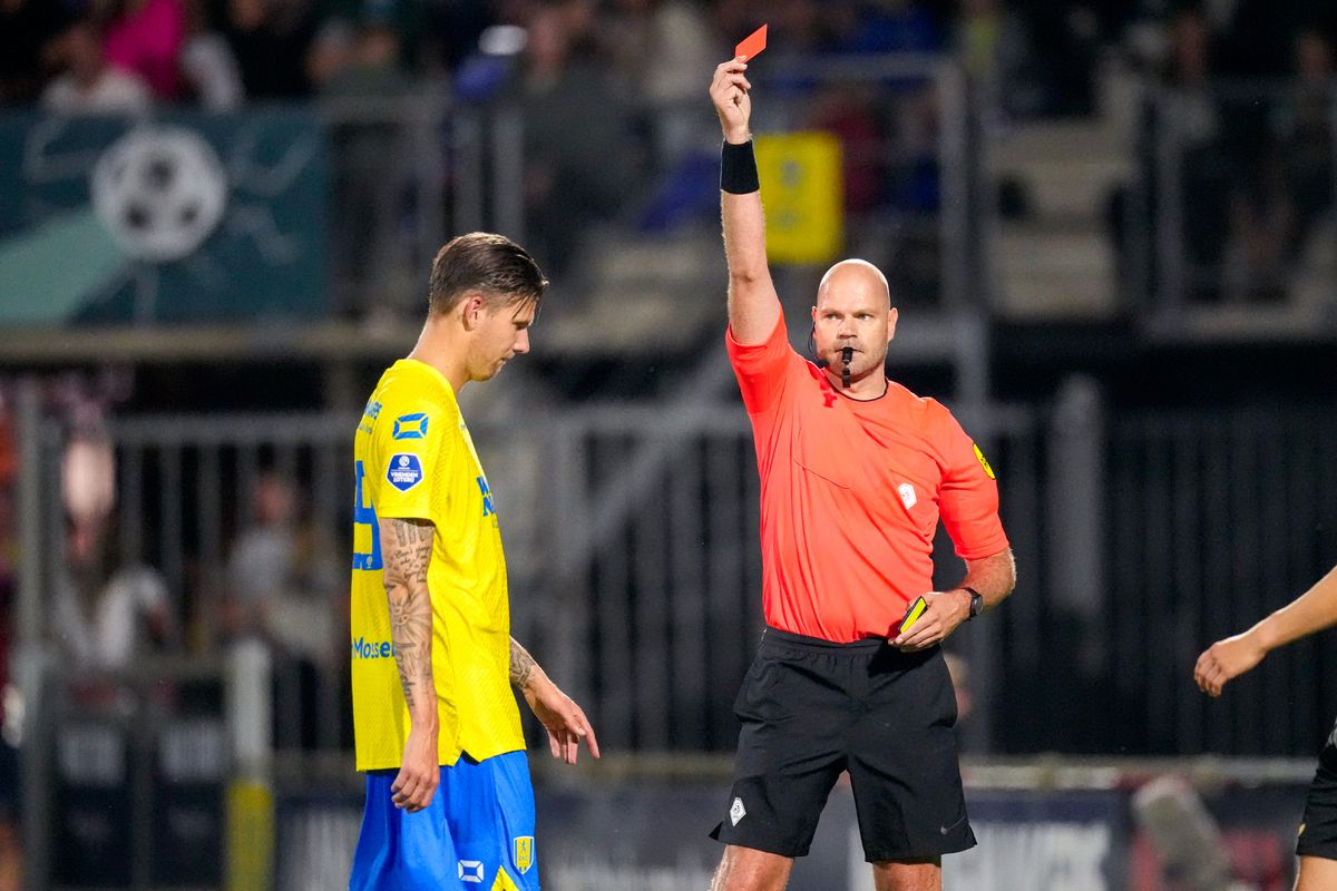 RKC-spits Michiel Kramer hoort lange schorsing voor elleboogstoot en rode kaart tegen AZ