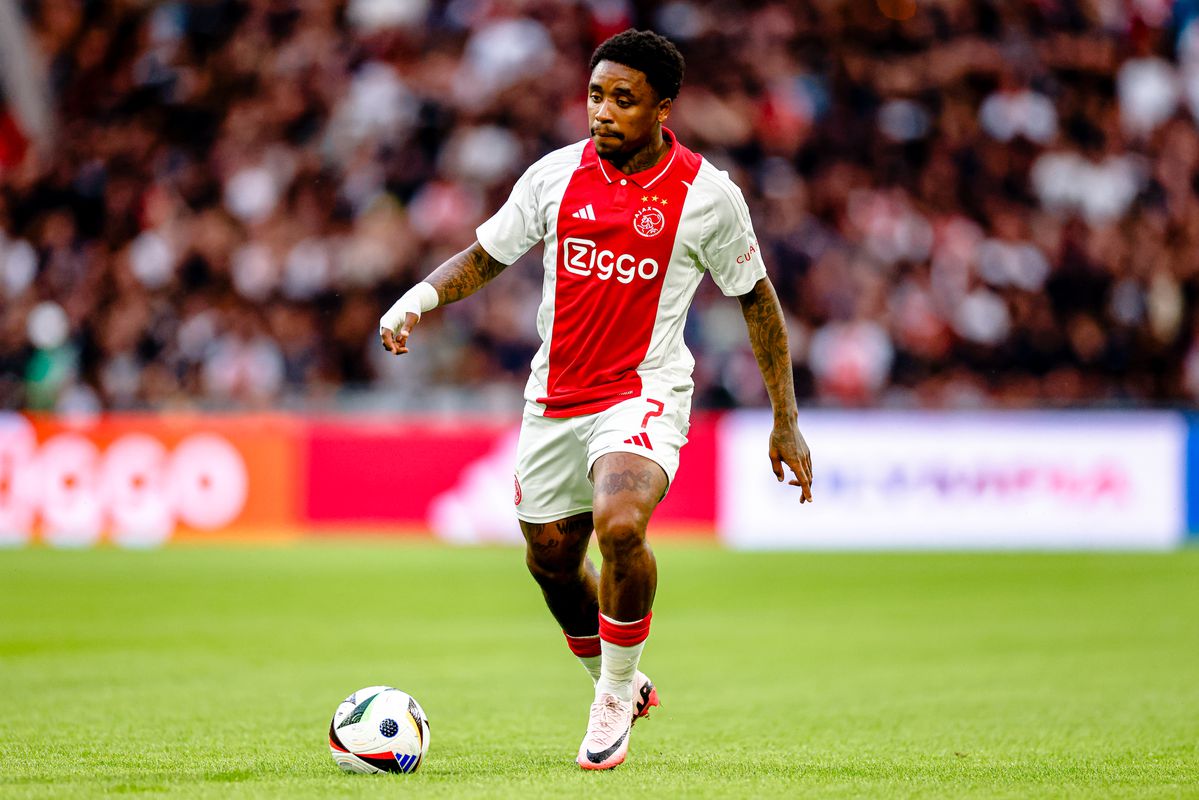 Ajax ziet Steven Bergwijn naar Saoedi-Arabië vertrekken en gokt op blessuregevoelige buitenspeler