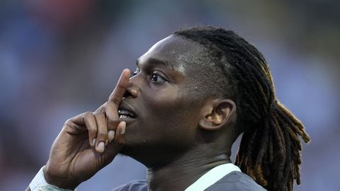 Aanvaller van AC Milan deelt foto van 'fascist' die Hitlergroet doet na kritiek op zijn spel