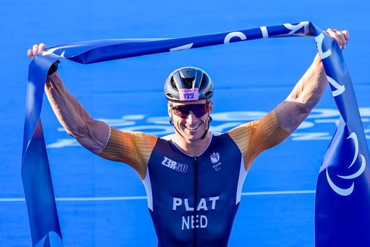 Jetze Plat domineert op triatlon en pakt paralympisch goud, brons voor Geert Schipper