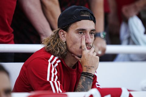 Jonge Liverpool-fan neemt emotioneel afscheid van favoriete speler na besluit Arne Slot