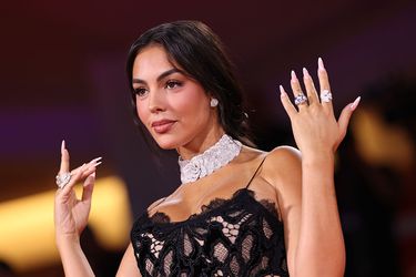 Georgina Rodriguez (vriendin van Cristiano Ronaldo) showt peperdure verlovingsring op rode loper