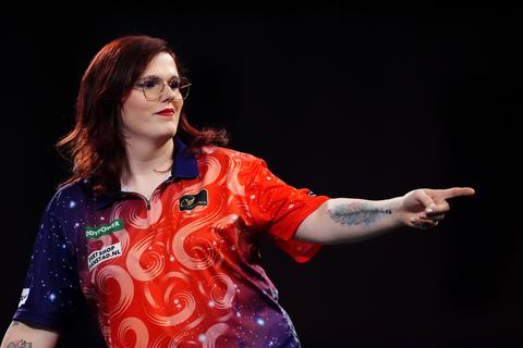 Historische mijlpaal voor Noa-Lynn van Leuven: topdartster komt in illuster rijtje