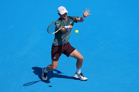 Toptennisser Jesper de Jong overtuigt met zege op US Open na enorm veel vertraging