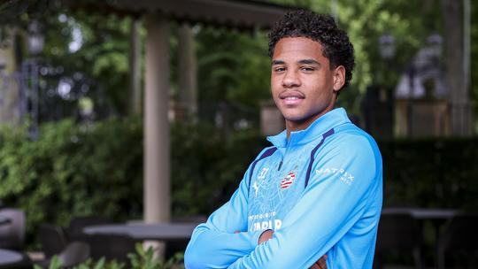 PSV-talent Noah Fernandez (18) openhartig over heftige jeugd: 'Echt bizar'