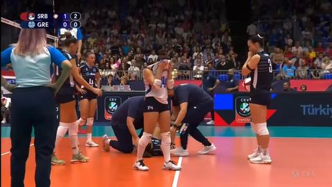 Vreselijke beelden op EK volleybal: speelster schreeuwt het uit van de pijn, teamgenoten in shock
