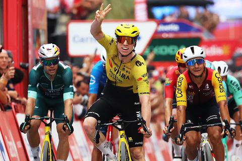 Talentvolle sprinter (21) bezorgt Nederlands team nieuw succes na overtuigende zege in de Vuelta