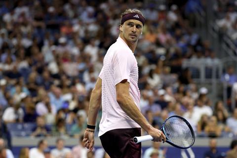 Toptennisser Alexander Zverev kruipt door oog van de naald na marathonpartij op US Open