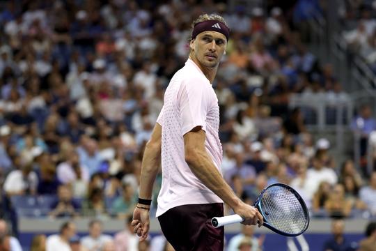 Toptennisser Alexander Zverev kruipt door oog van de naald na marathonpartij op US Open