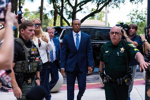 Golficoon Tiger Woods bekent schuld in zaak rond auto-ongeluk: rechtbank deelt forse straf uit