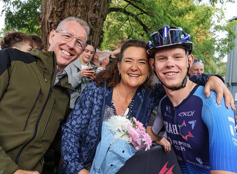 Familie van overleden wielrenner Finlay Tarling (19) deelt bijzondere details van uitvaart