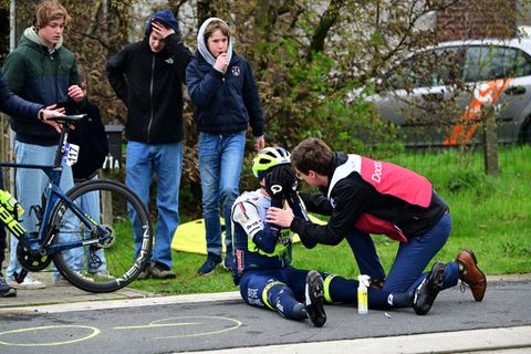Na maanden 'onwijze onzekerheid' komt wielrenner Taco van der Hoorn (30) euforisch over de streep