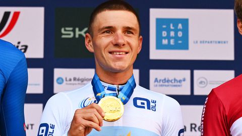 Wielerkampioen Remco Evenepoel zorgt voor hartverwarmend moment op EK: 'Blijf hier, ik kom terug'