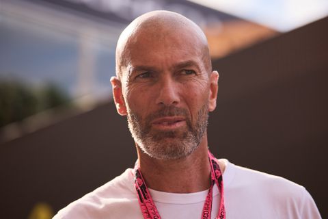 Zoon van voetballegende Zinedine Zidane treedt namens ander land in de voetsporen van zijn vader