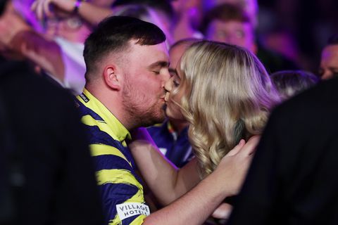 Topdarter Luke Littler hint op pauze met vriendin na pittig jaar: 'Daar zijn we niet aan toegekomen'