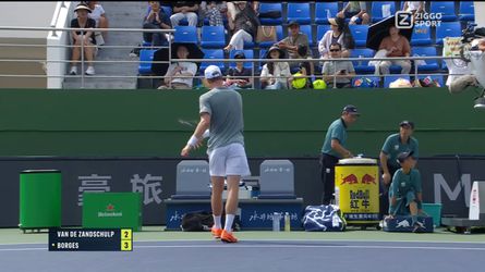 Toptennisser Botic van de Zandschulp kookt over van woede en schokt publiek: 'Wat doe je nu?'
