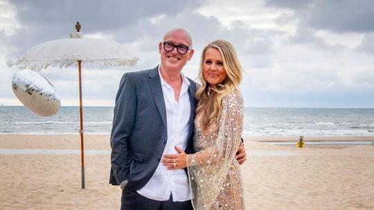 Vrouw van René van der Gijp geeft haar man ervan langs op weg naar Curaçao
