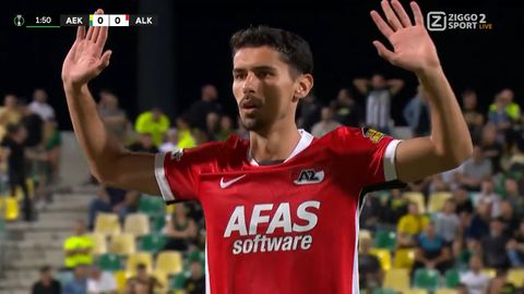'Wat gebeurt er nu?!': AZ-verdediger laat ploeg flink in de steek in Conference League