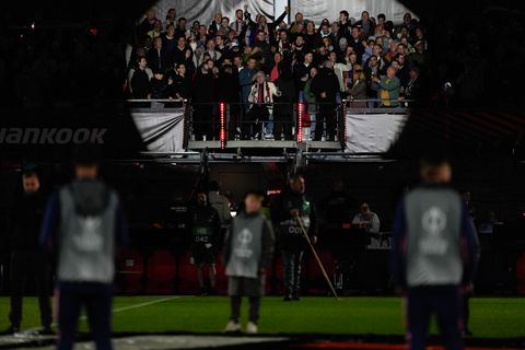 Beroemde zanger (79) zorgt voor kippenvel bij Feyenoord voor Europese kraker: 'Dat is toch schitterend?'