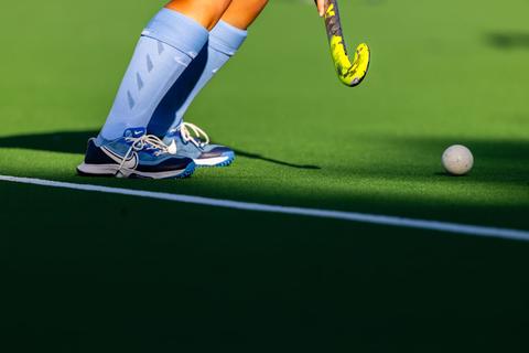 Fans zorgen voor bizar incident hockeywedstrijd: 'Ze zijn gek'