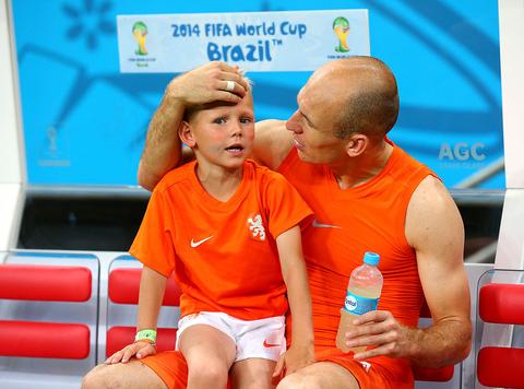 Zoon (18) voetbalicoon Arjen Robben beleeft fraaie primeur en treedt in voetsporen van zijn vader