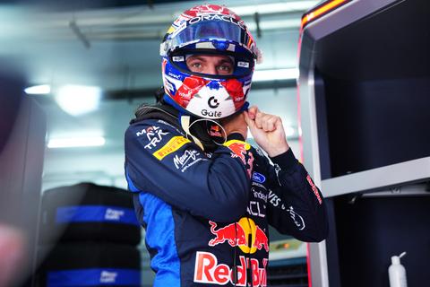Gefrustreerde Max Verstappen laat zich gaan in tweede training Maleisië: 'Ik voel me zo klote in deze auto'